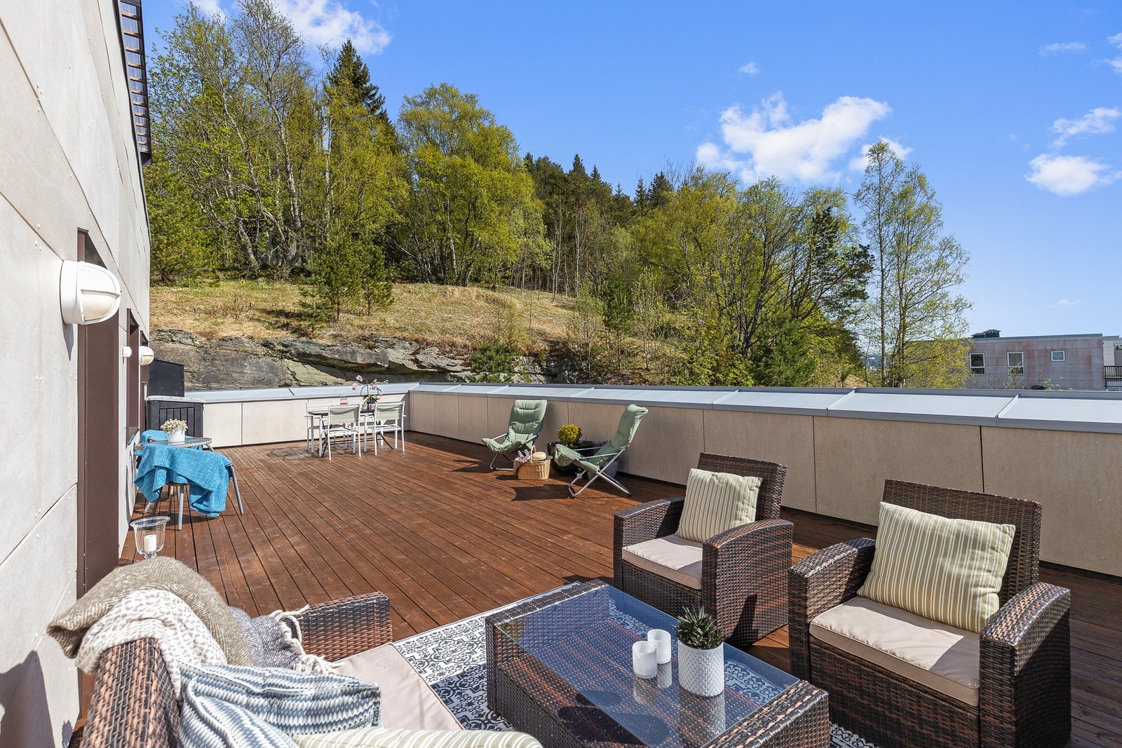 Her har du mulighet til å etablere flere sittegrupper og nyte solen med flotte solforhold. Galleribilde