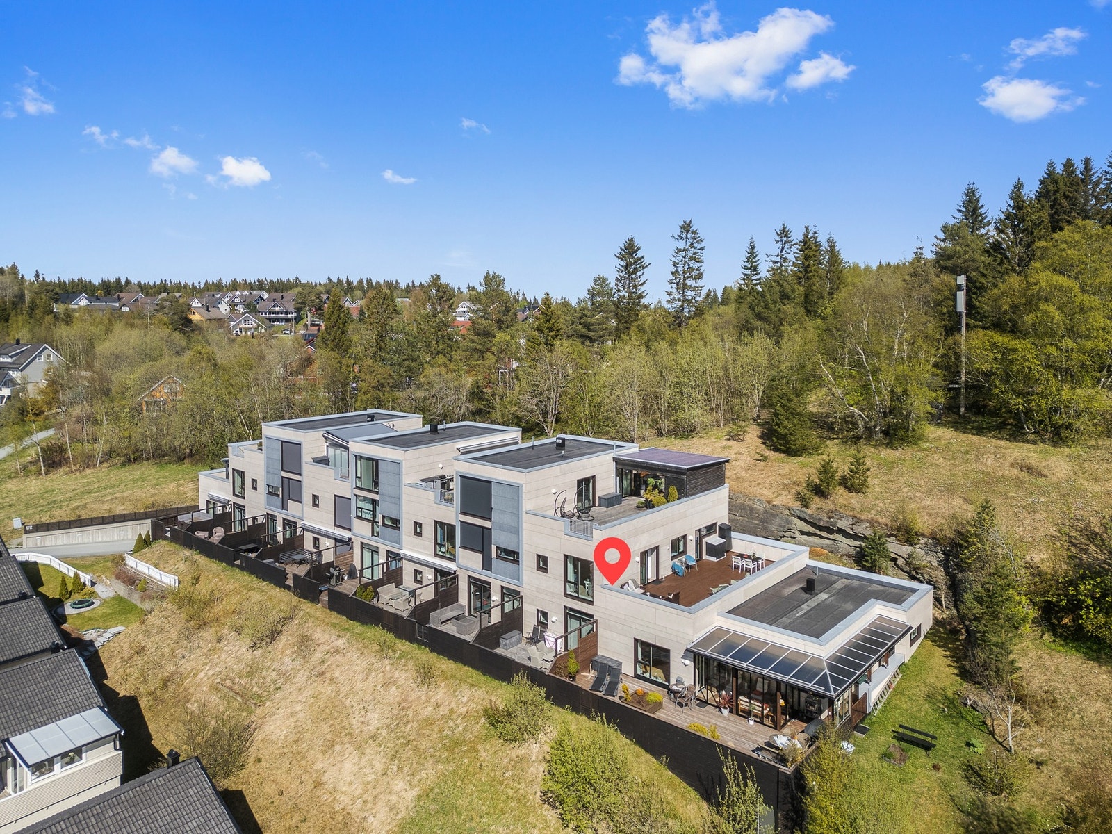 En unik mulighet med en romslig takterrasse som byr på en imponerende utsikt. Galleribilde