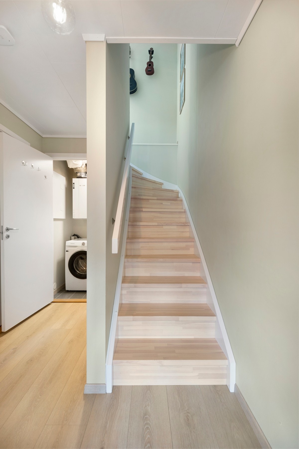 Boligen har innvendig bod under trapp. Boden er 3 kvm og her finnes varmtvannsbereder, sentral for ventilasjonsanlegg og opplegg for vaskemaskin. Galleribilde