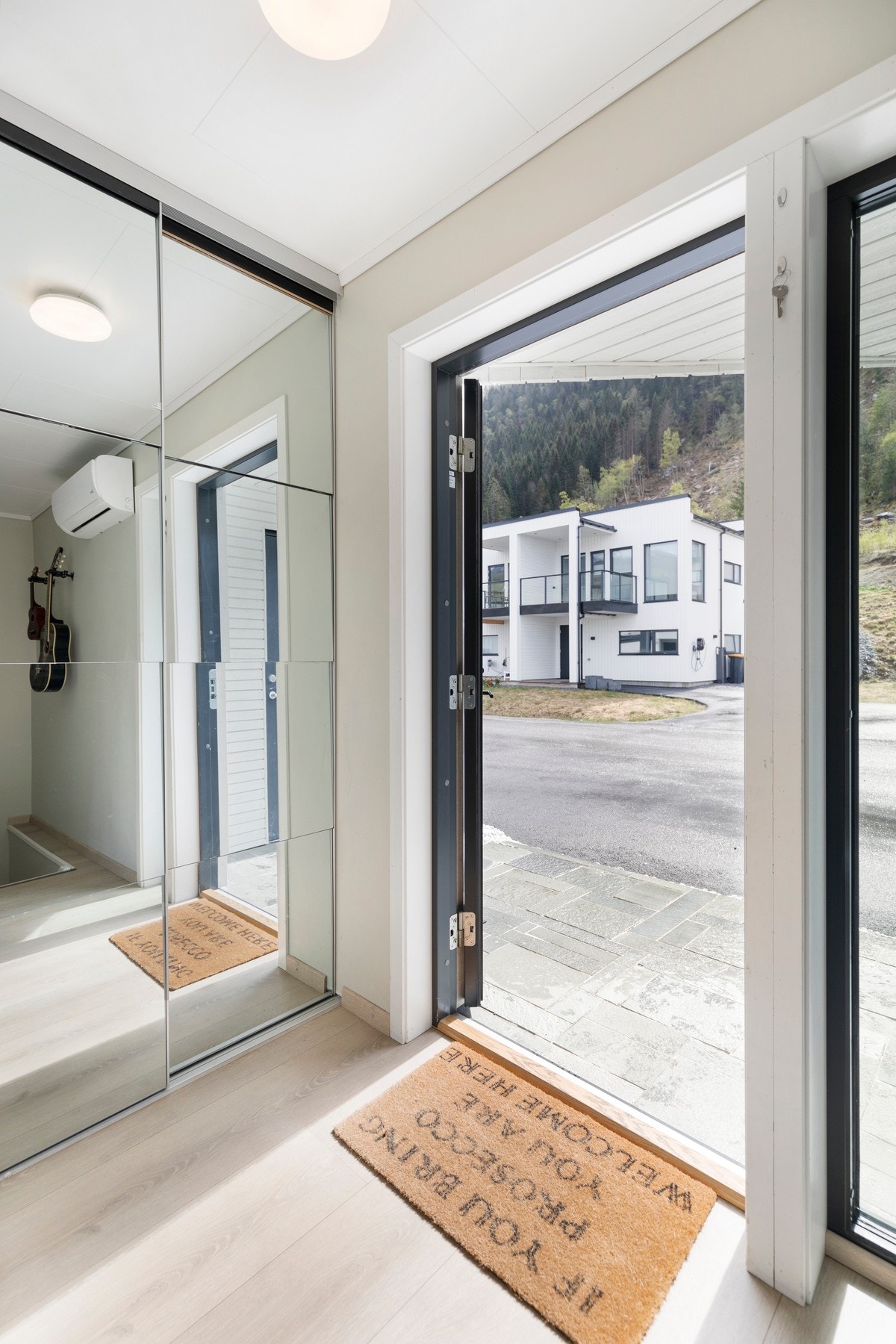 Gangen har medfølgende skyvedørsgarderobe, samt trapp til underetasjen. I gangen er det montert varmepumpe. Galleribilde