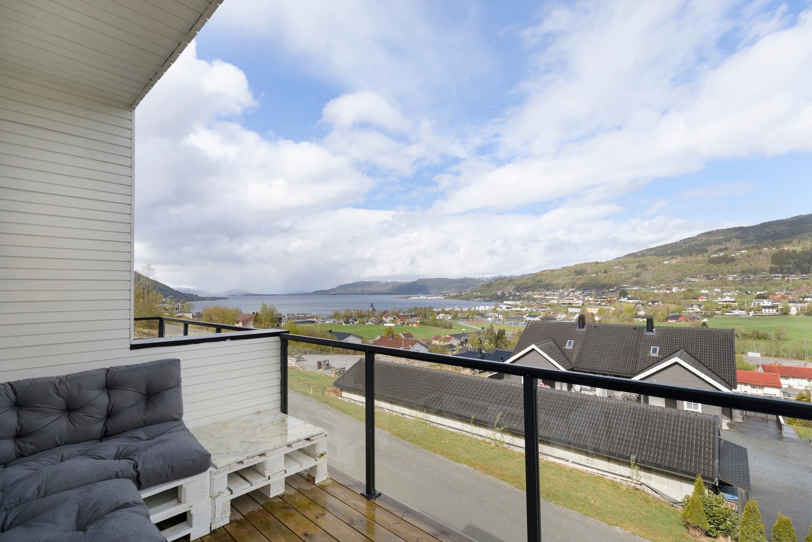 Her er det nydelig utsikt mot fjord og fjell, samt kveldssol til cirka kl. 23 midtsommers. Galleribilde