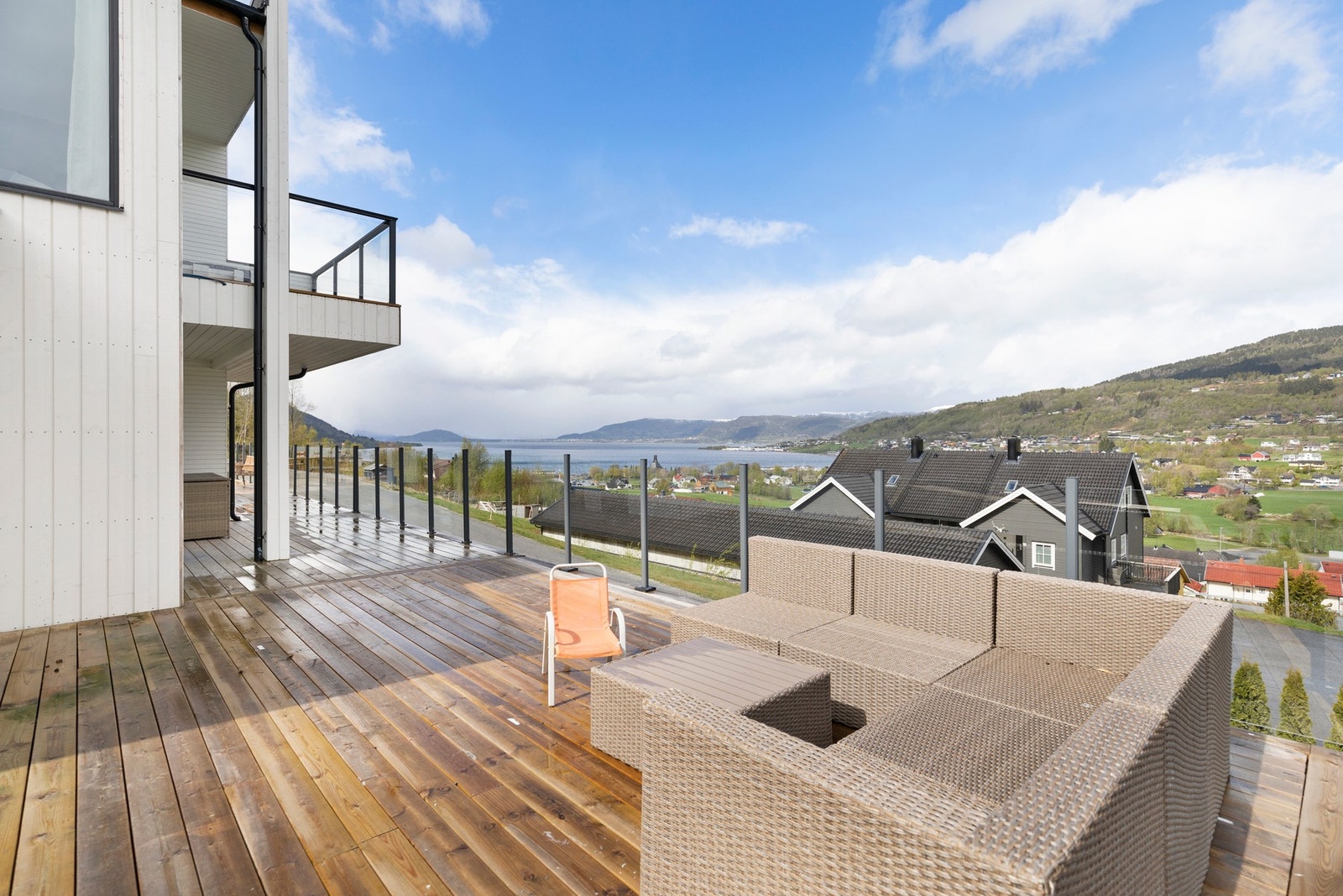 Terrasse med mulighet for flere sittegrupper. Galleribilde