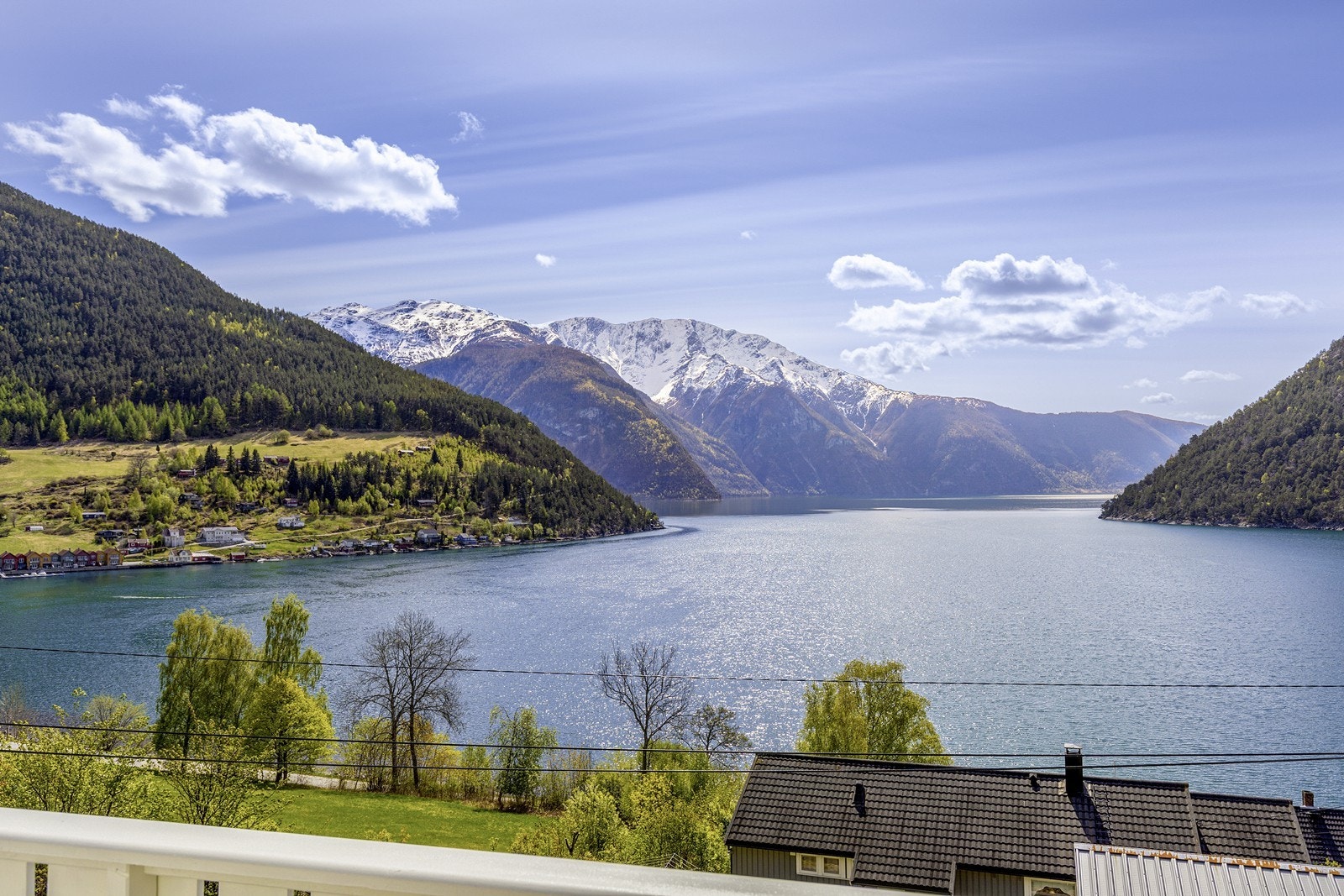 Her har ein panoramautsikt over fjord og fjell! Galleribilde