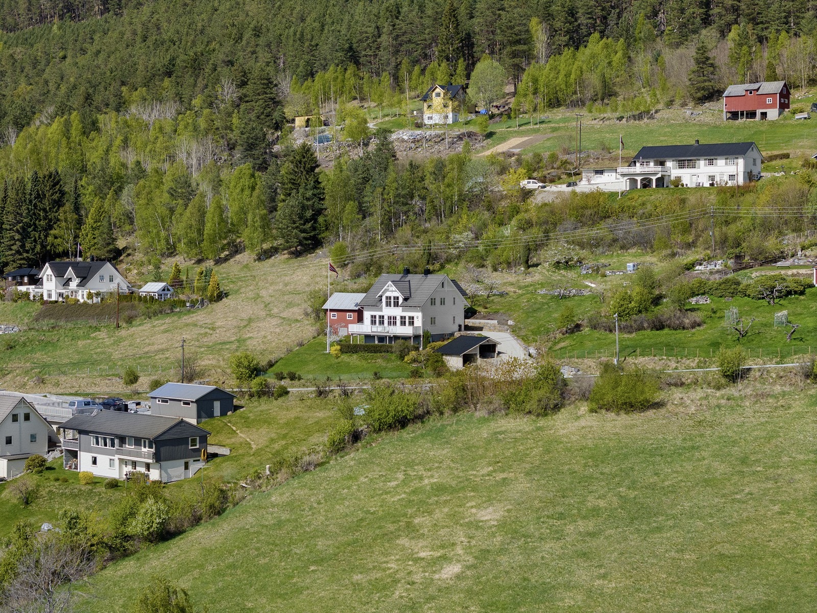 Frå eigedomen er det ca. 3,4 km til barne- og ungdomsskule, 3,6 km til barnehage og ca. 3,1 km til butikk. Galleribilde