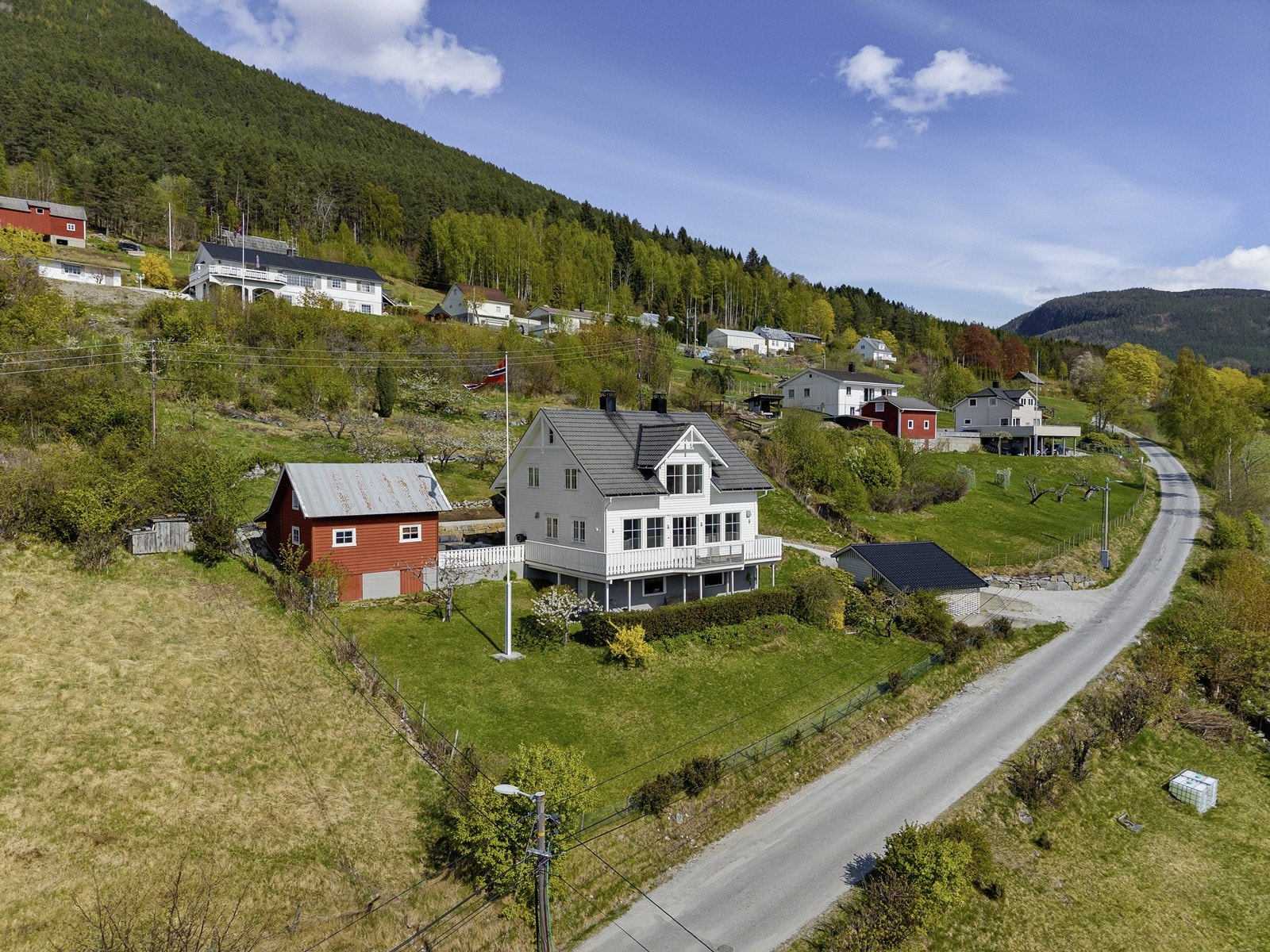 Velkomen til Øvre Amla 13 presentert av Eiendomsmegler Norge v/ Kenneth Bjørk. Galleribilde