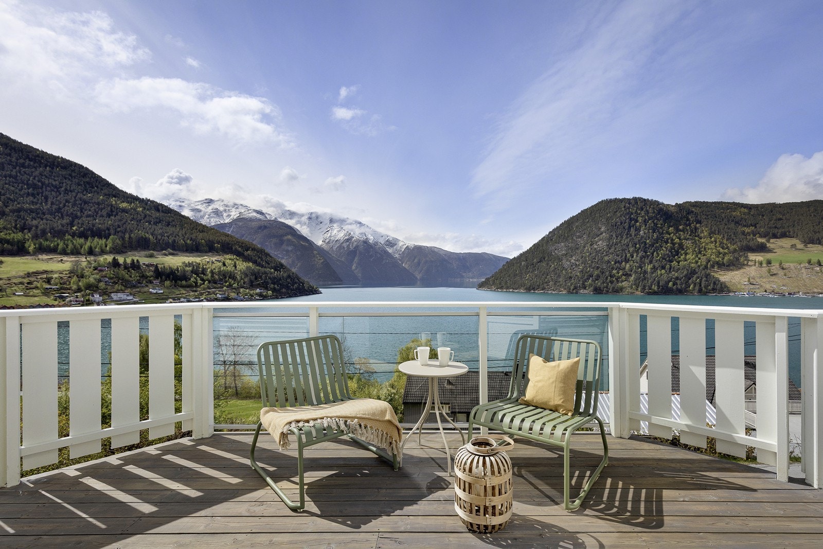 Frå stova er det utgang til terrasse med storslått utsikt. Galleribilde