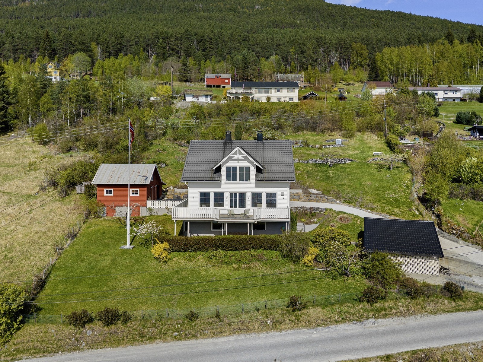 Eigedomen ligg i eit landleg område ca. 3 km frå for sentrumskjerna på Kaupanger. Galleribilde