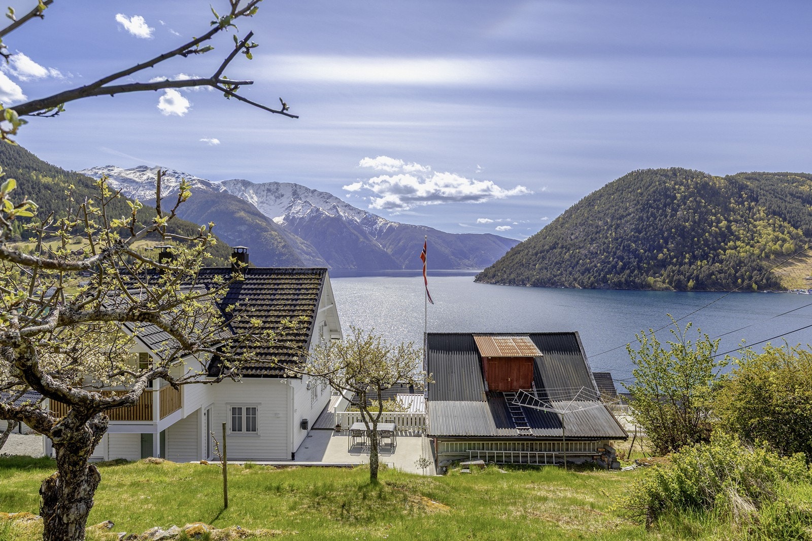 Eigedomen er har attraktiv og flott beliggenheit med panoramautsikt over fjord og fjell. Galleribilde