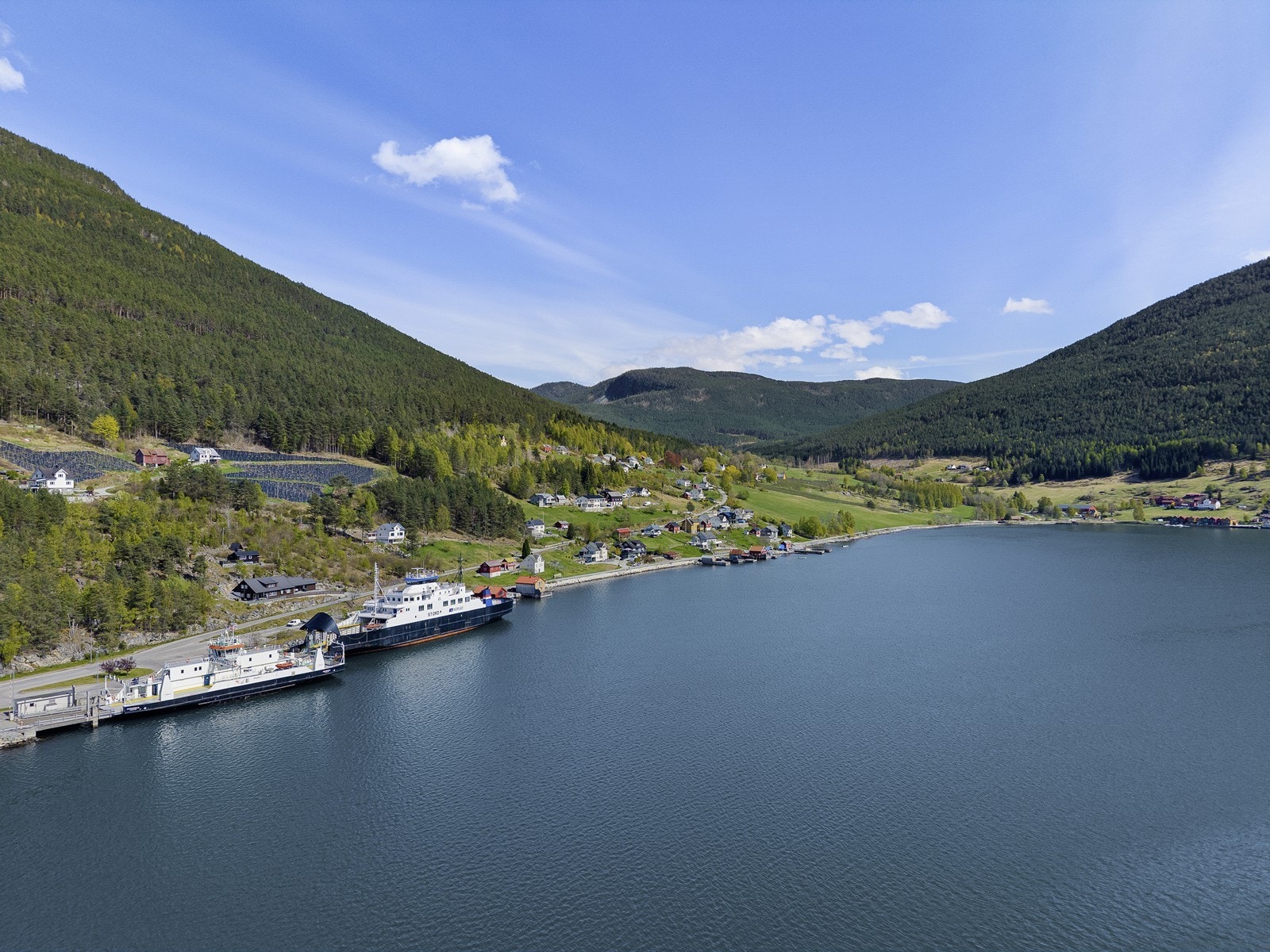 Eigedomen ligg ca. 600 meter søraust for ferjekaien på Kaupanger. Galleribilde