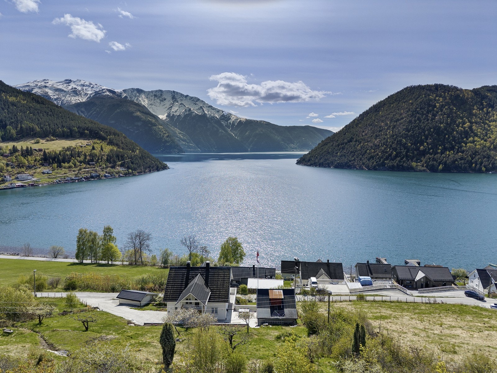 Ein idyllisk og unik eigedom med svært flott beliggenheit i Amla. Galleribilde