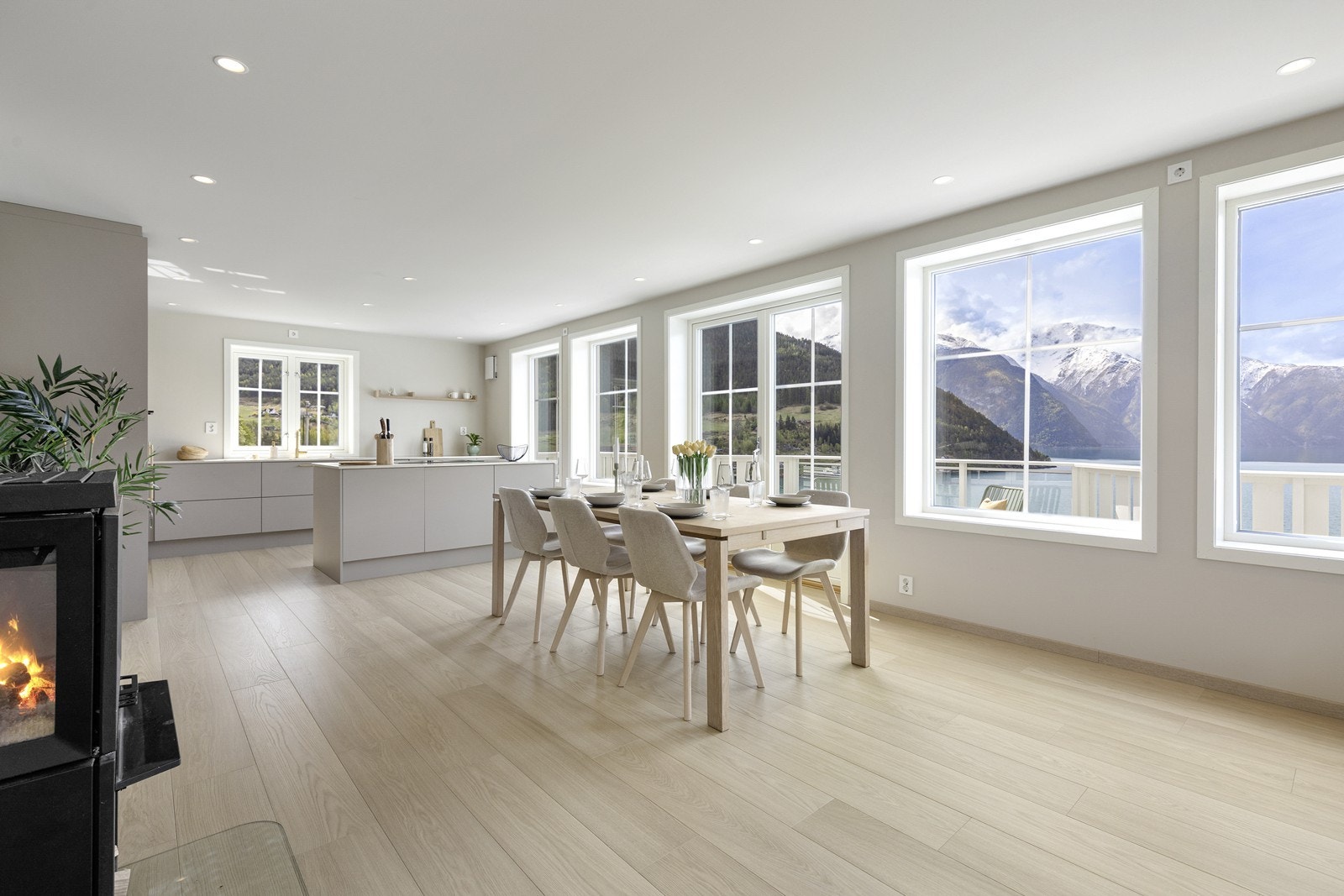 Kjøkken og spisestove - eit naturleg knutepunkt og sjølve hjerte i huset. Galleribilde