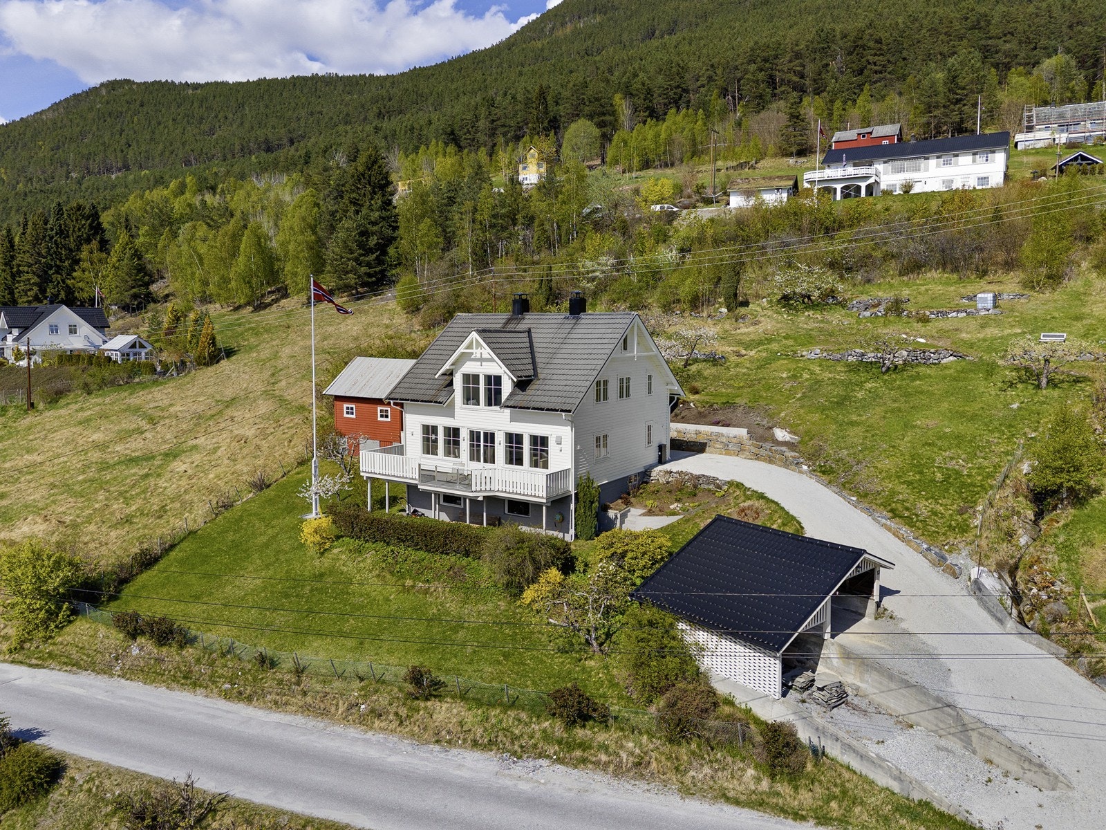 Ein unik, innhaldsrik og flott eigedom med ein gjennomført heilheilt både ute og inne. Galleribilde