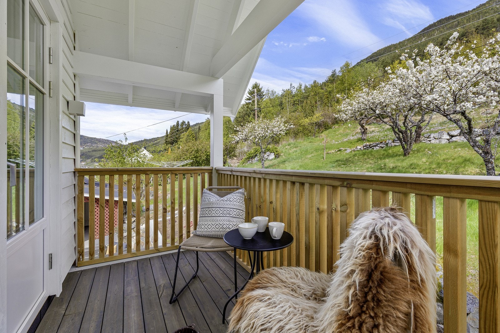 Lun og skjerma terrasse med takoverbygg og rekkverk i impregnert materiale. Galleribilde