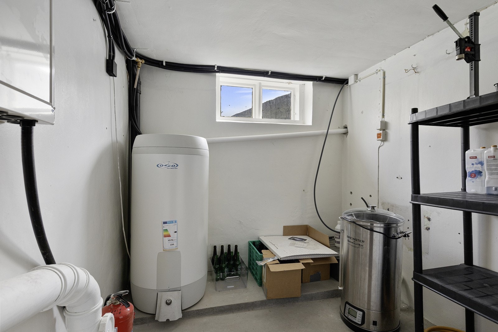 Alle vatn- og avløpsrør frå grunnmur og inn i huset er skifta i 2024. I tillegg er heile det elektriske anlegget nytt samt nytt sikringsskap og utvendig tilknytningsskap. Galleribilde