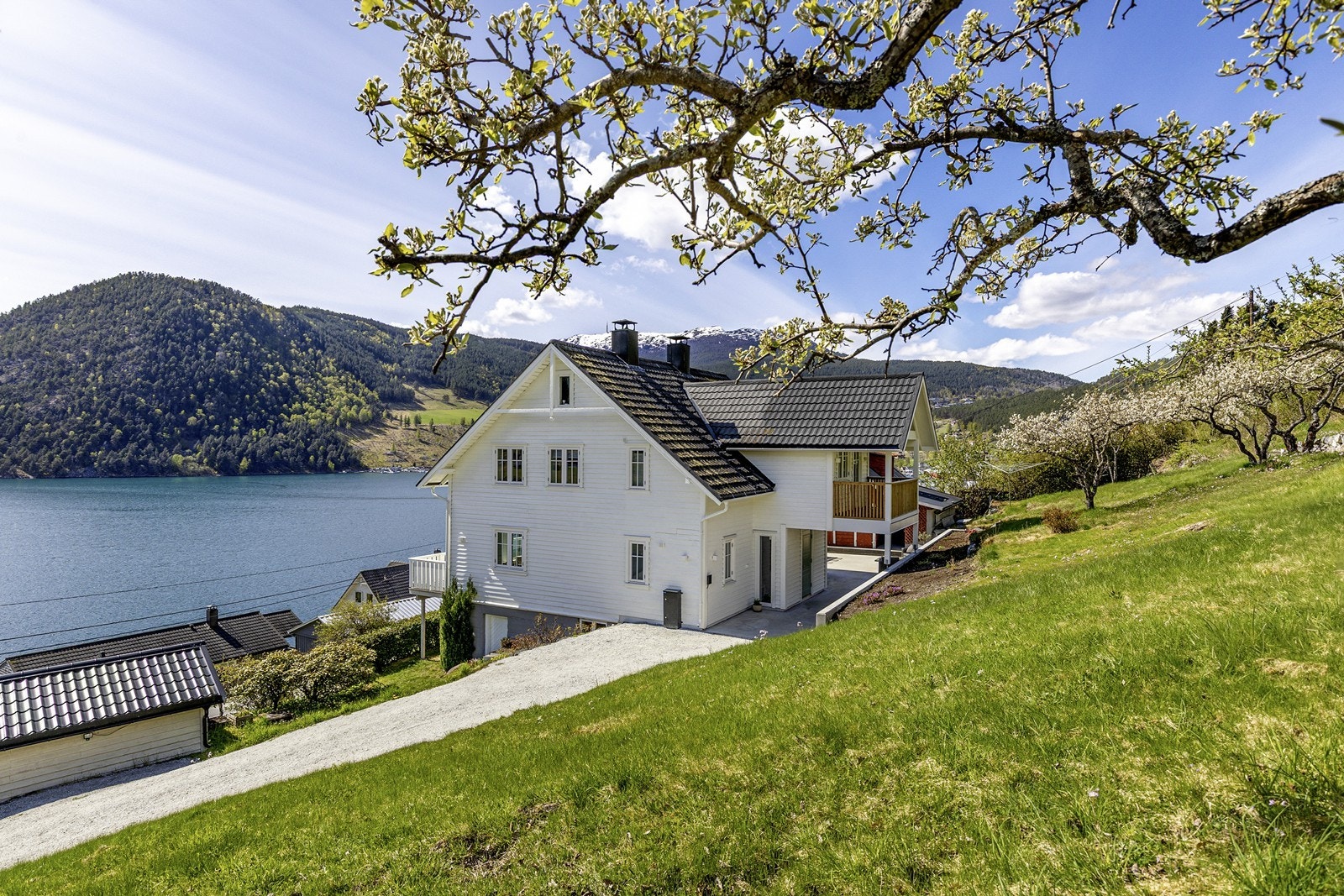 Bustadhuset er iflg. seljar opprinneleg oppført i 1950 og totalrenovert og påbygd i 2024. Galleribilde