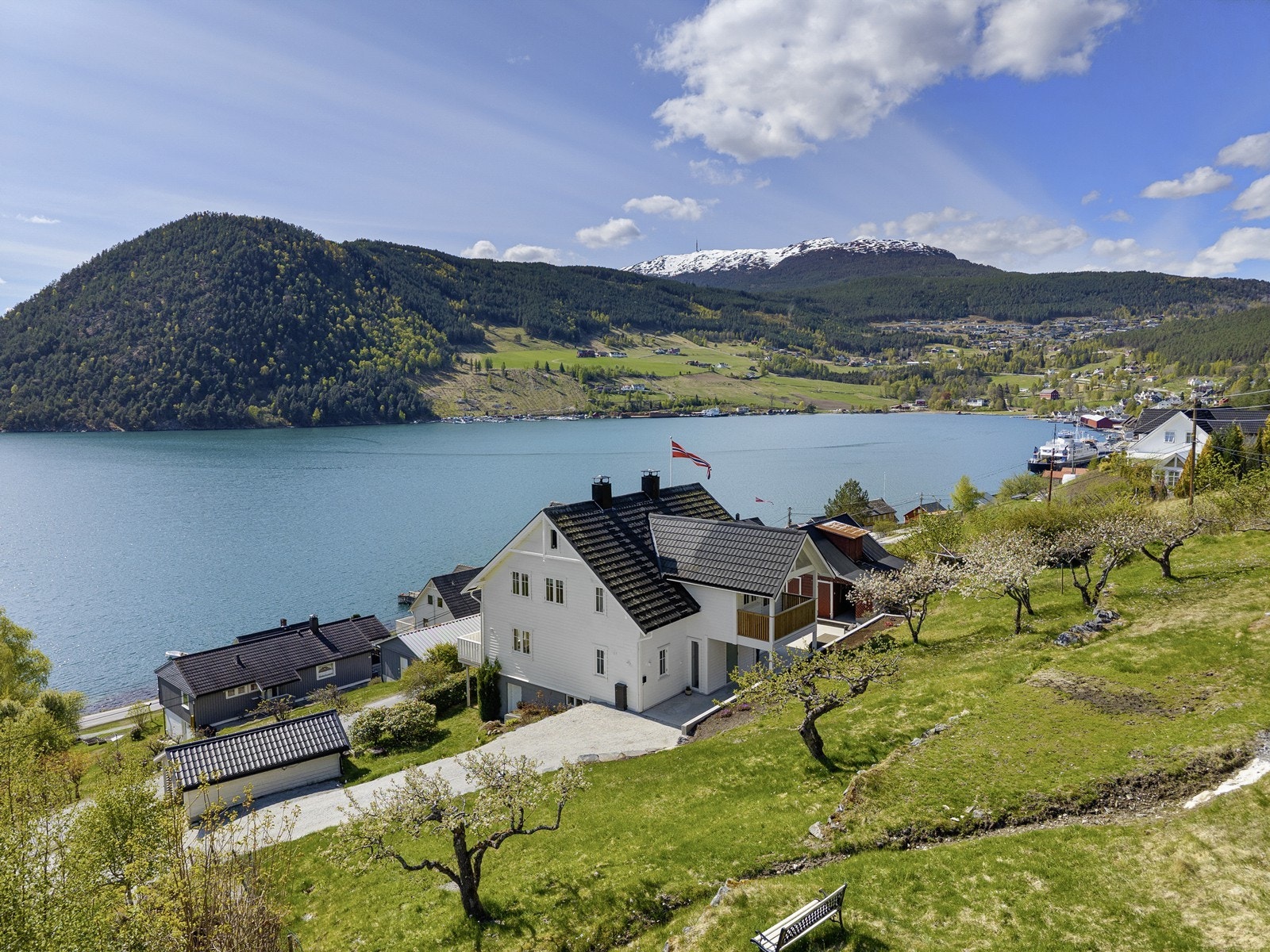 Tomta framstår svært innbydande mykje variert beplantning som skapar eit idyllisk utemiljø. Galleribilde