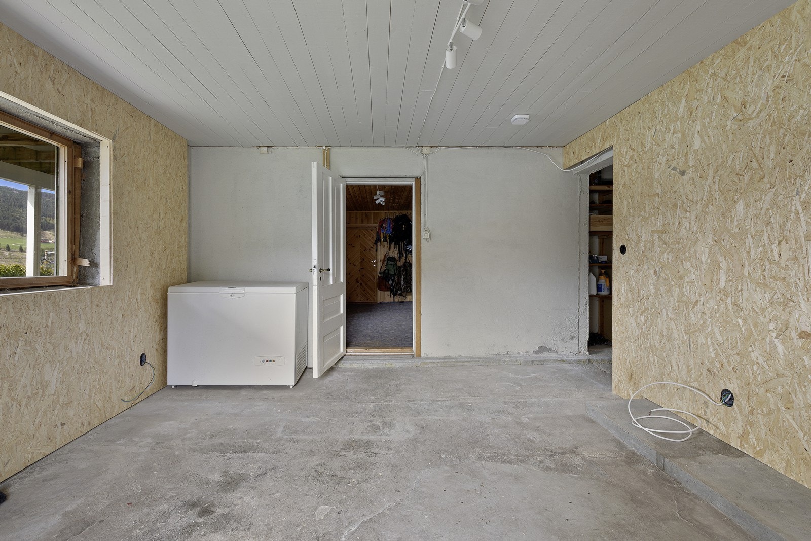 Underetasjen inneheld fem boder. Galleribilde