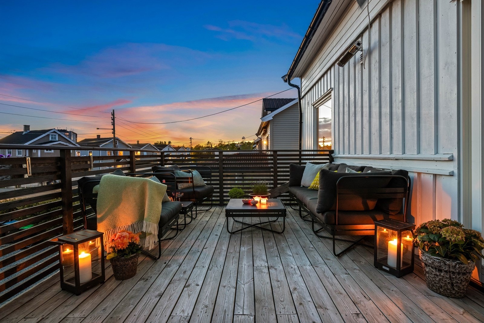 Verandaens uteplass gir rom for både spisegruppe med grill og en avslappende sofagruppe. Galleribilde