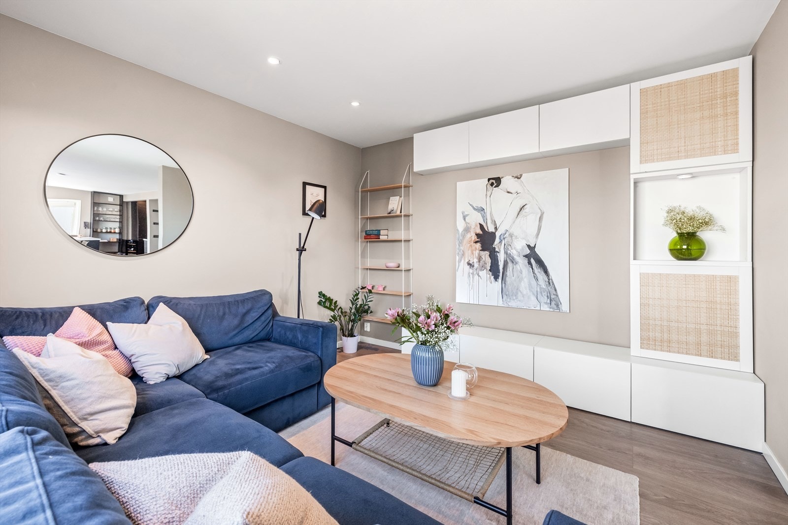 Overflatene er malt i lune og moderne farger og taket har utstrakt bruk av diskrét downlightsbelysning. Galleribilde