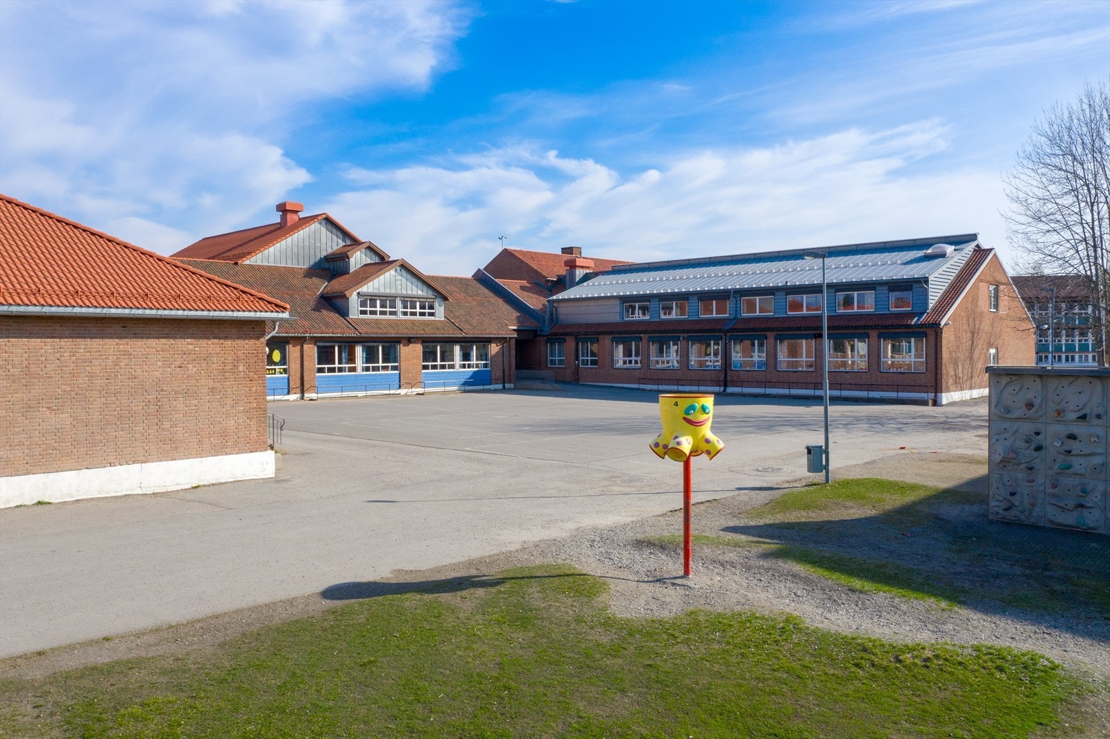 Trygg og kort gangavstand for de minste til Vigernes barneskole. Ungdomsskolen ligger på Volla, en rask sykkeltur unna. Galleribilde