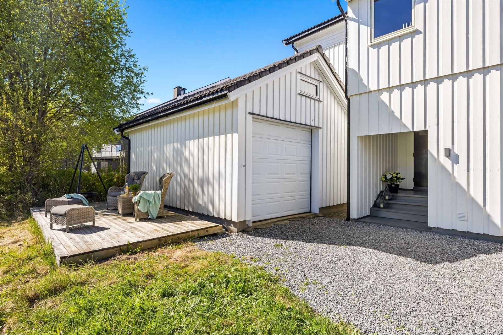 Parkering i garasje, rett ved inngangspartiet. Huset ligger rett bak Jølsenparken, som er et grønt og rolig friområde i nabolaget. Her kan barna leke fritt og trygt rett utenfor. Galleribilde