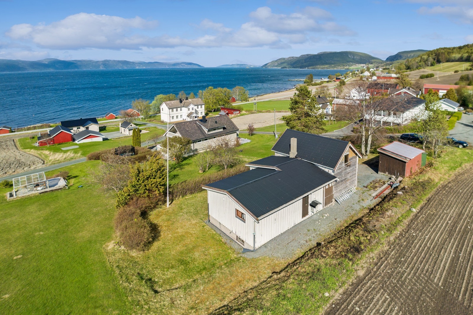 Landlig eiendom med over 2 mål tomt med svært flott beliggenhet. Gode sol- og utsiktsforhold. Galleribilde