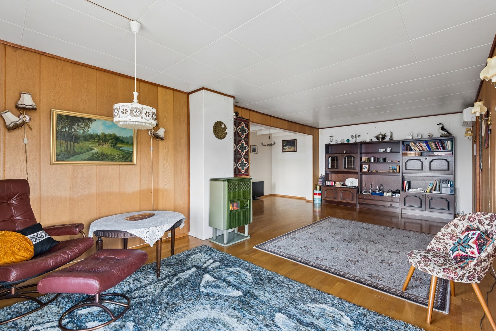 Stuen har vedfyring og god plass til møblering. Galleribilde