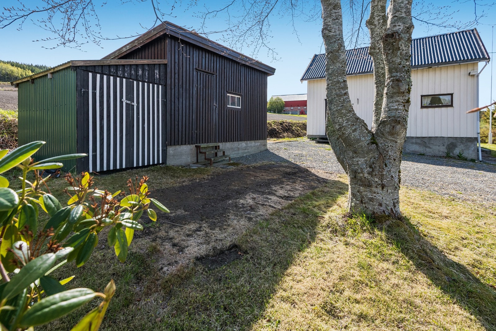 Boligen har et uthus med plass til lagring. Galleribilde