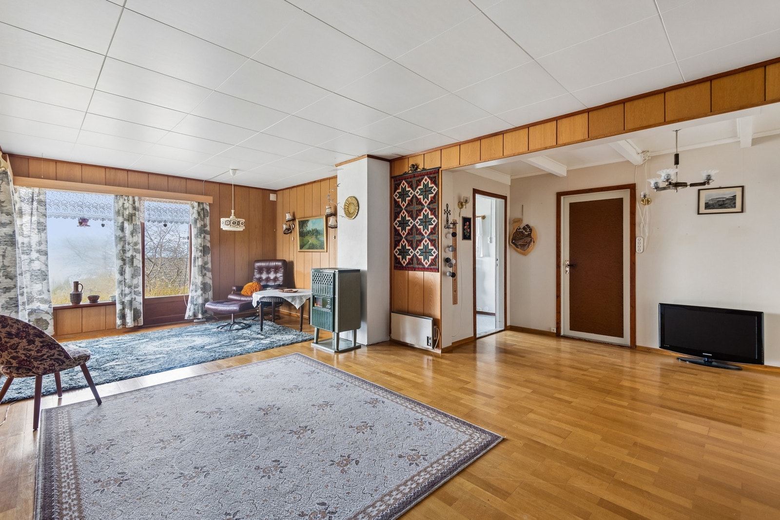 Boligen har alt på ett plan med totalt tre soverom i 1.etasje, bad, stue og kjøkken. Galleribilde