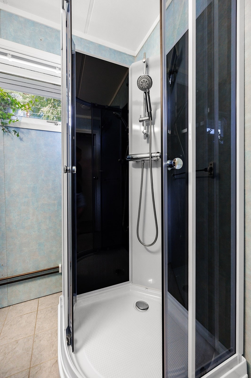 Videre har badet dusjkabinett fra 2024 og et gulvmontert toalett. Galleribilde