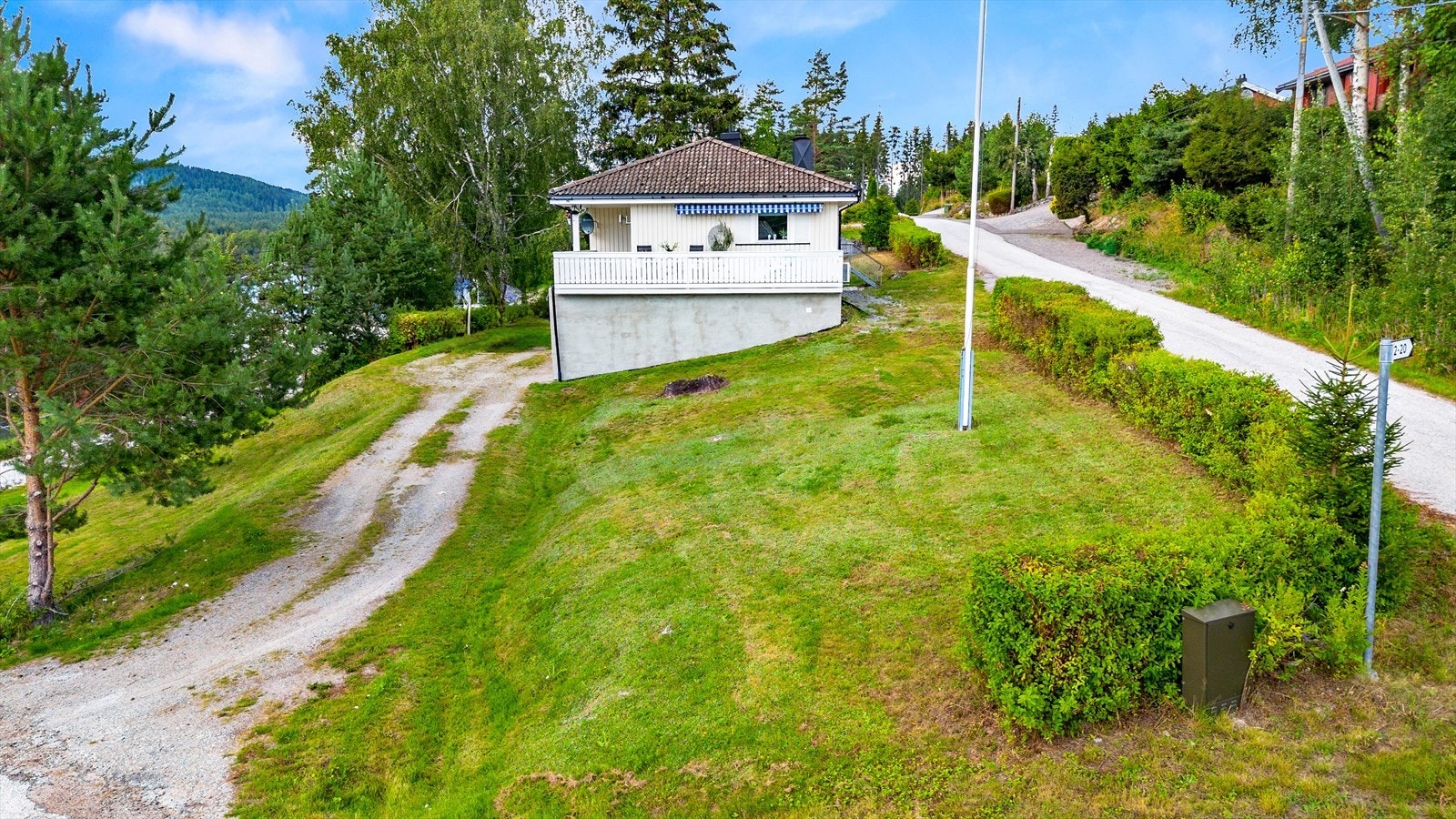 Hagen er opparbeidet med plenarealer, hekk og skjermende trær. Galleribilde