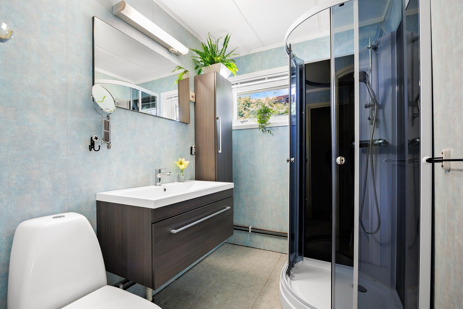 Badet har innredning fra 2013. Galleribilde