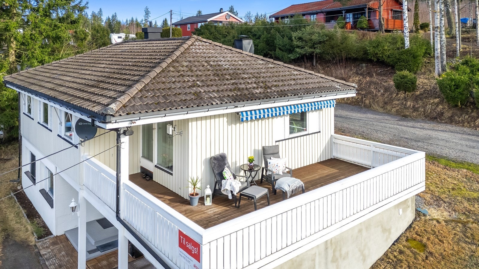 Fra stuen er det utgang til den delvis overbygde terrassen. Galleribilde