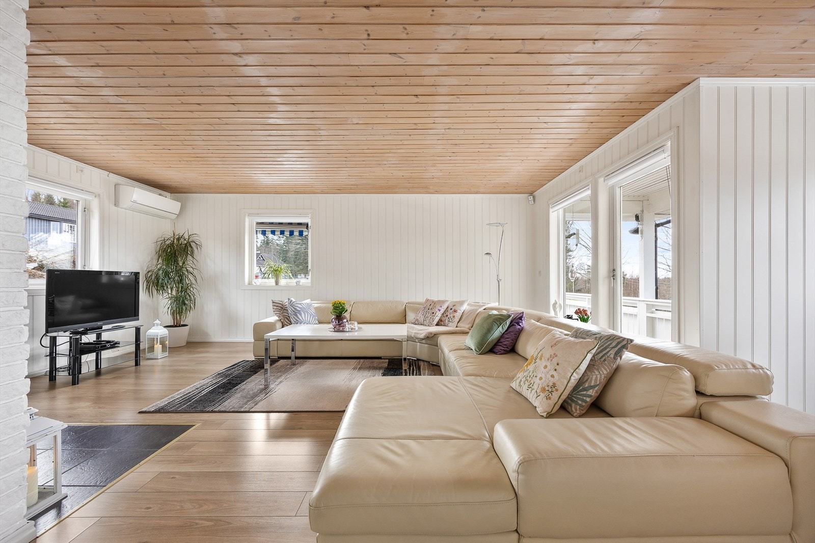 God plass til større sittegruppe og tv/medialøsning. Galleribilde