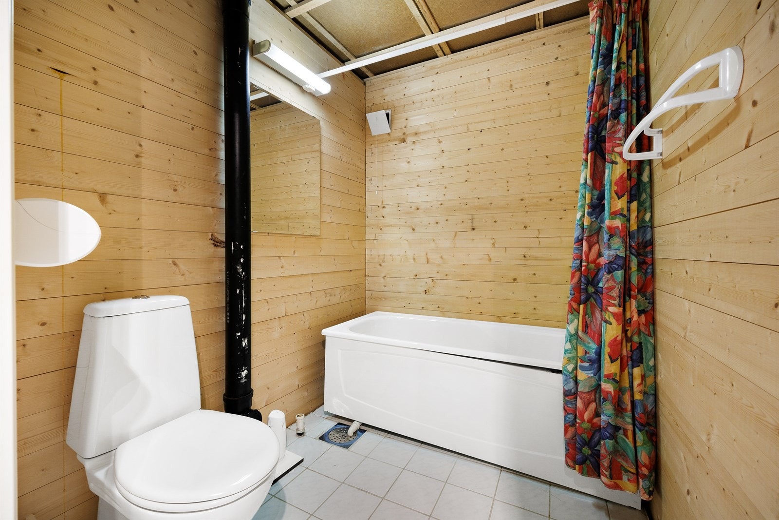 Videre er det i underetasjen også et wc-rom og et vaskerom vegg-i-vegg. Det er montert et badekar på wc-rommet, men det er ingen vanntilførsel. Galleribilde