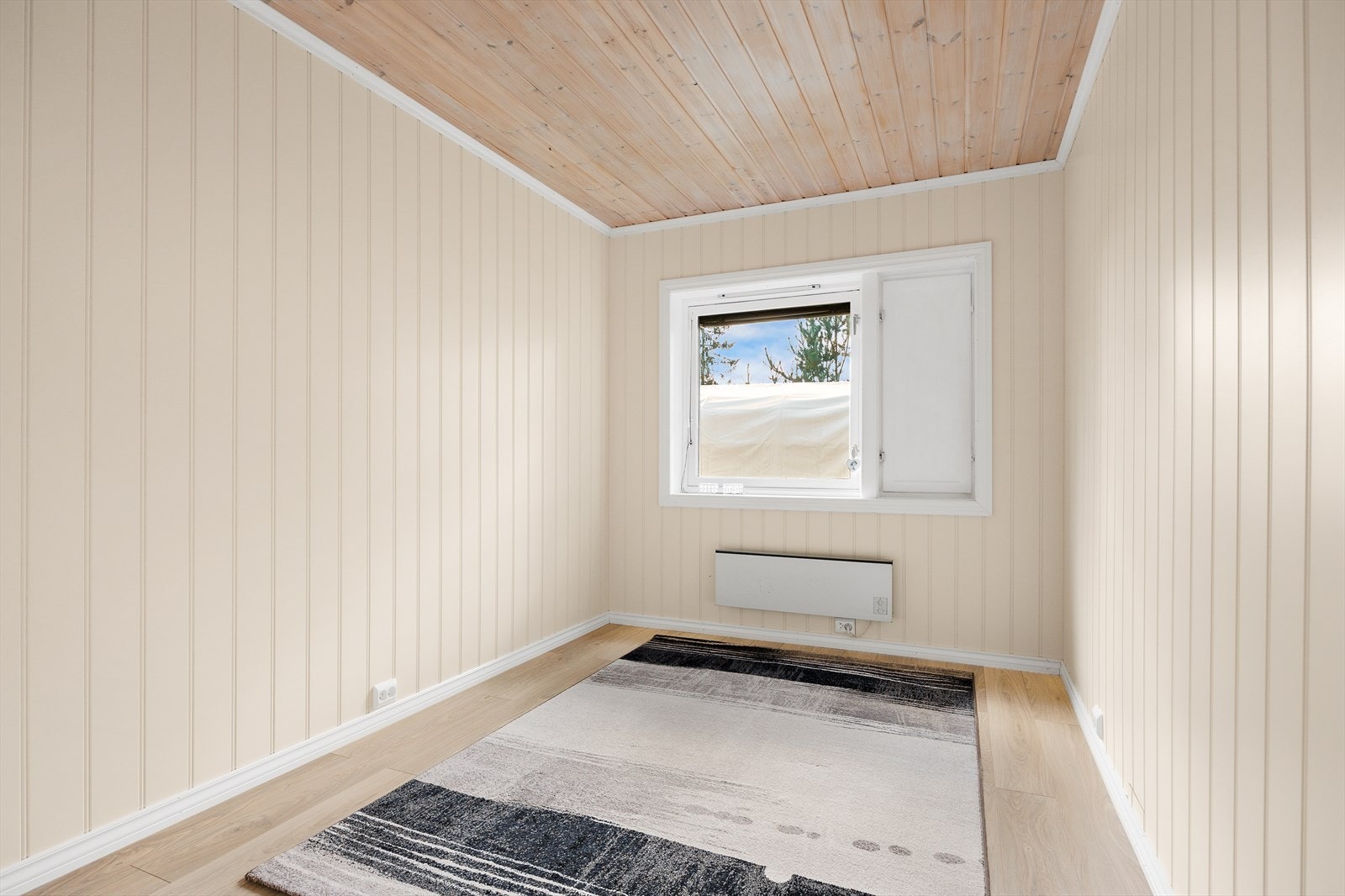 I underetasjen finnes også ett av boligens tre soverom. Galleribilde
