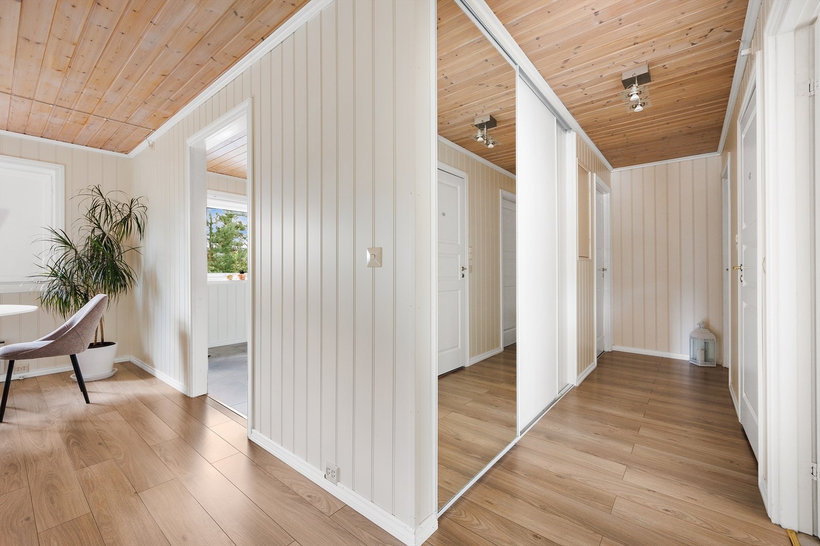 Gangen inn til soverom og bad er utstyrt med skyvedørsgarderobe. Galleribilde
