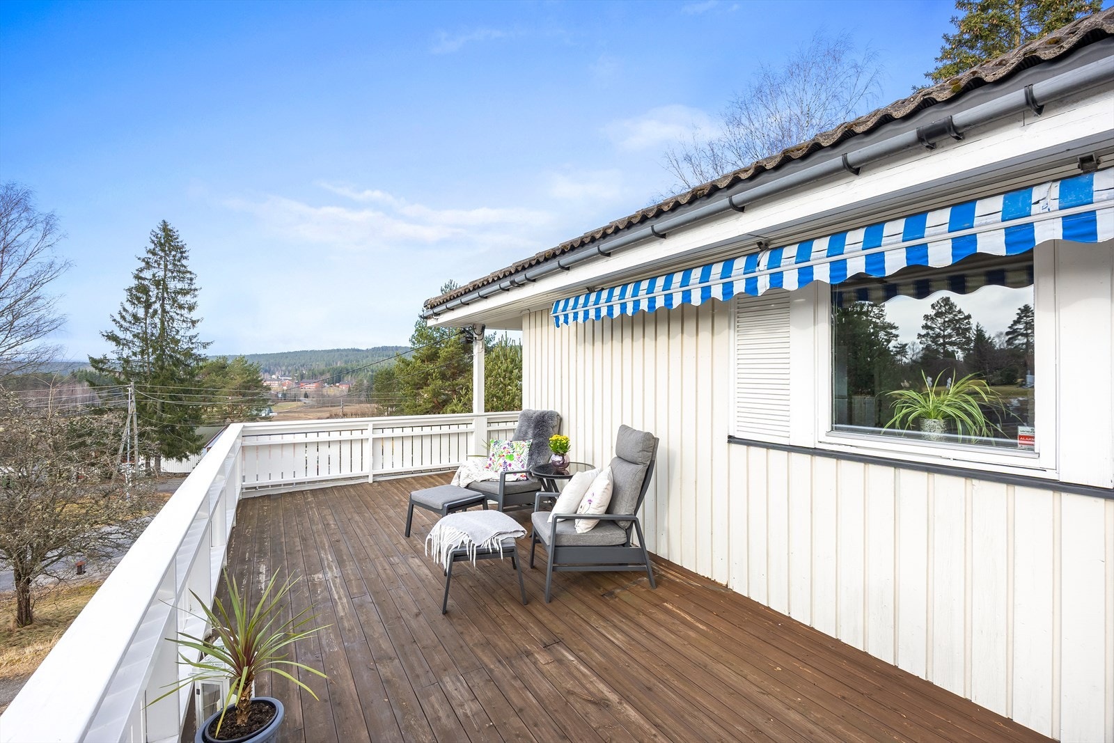 God plass til flere utegrupper og grill. Galleribilde