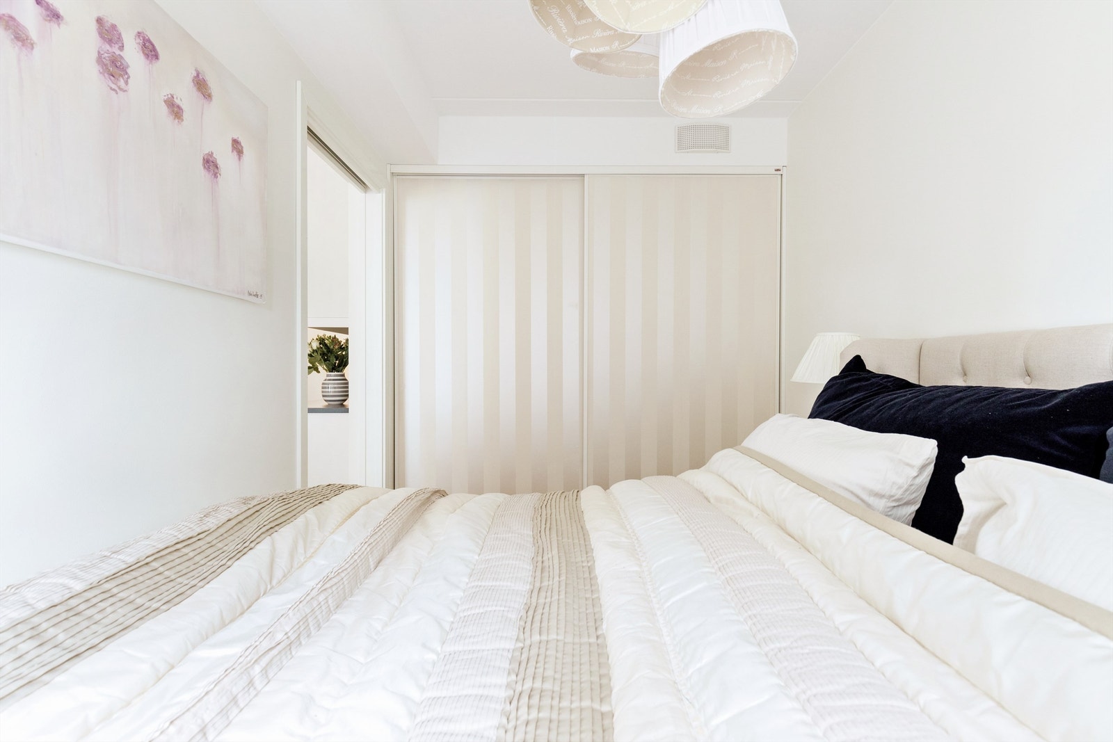Soverom med skyvedørsgarderobe. Galleribilde