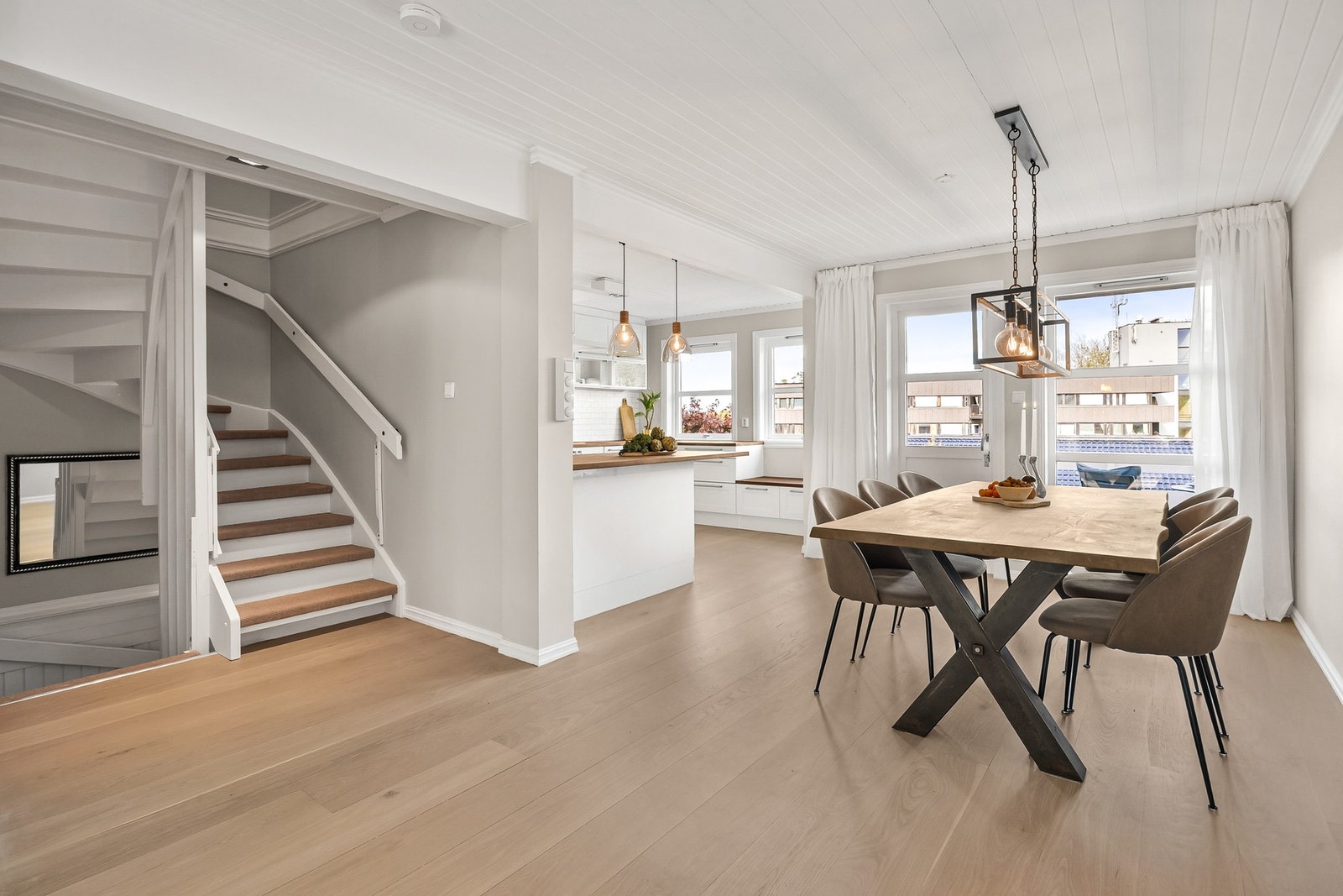 Det er åpen trapp som tar deg mellom etasjene. Galleribilde