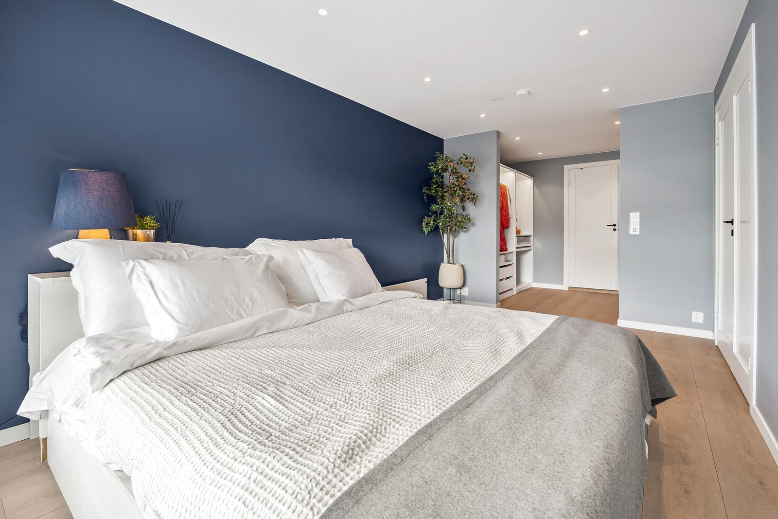 Soverommet i u-etg. er malt i dus palett, og har walk in closet. Galleribilde