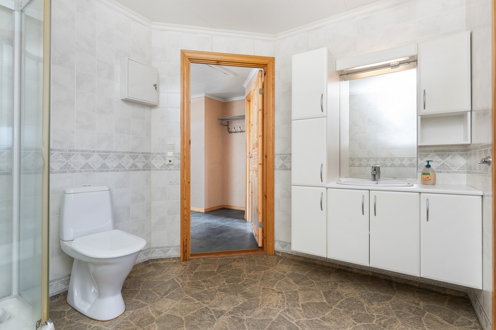Fra badet er det direkte adkomst til soverommet. Galleribilde