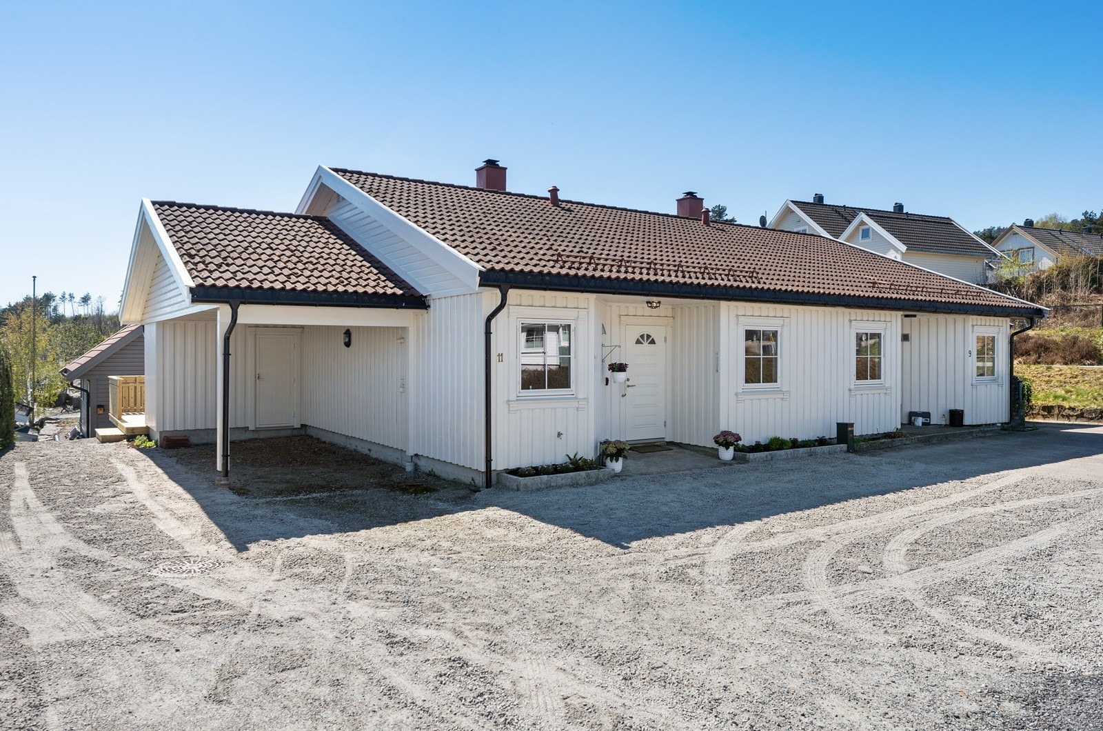 Godt med parkeringsplass på egen tomt. Praktisk carport. Galleribilde