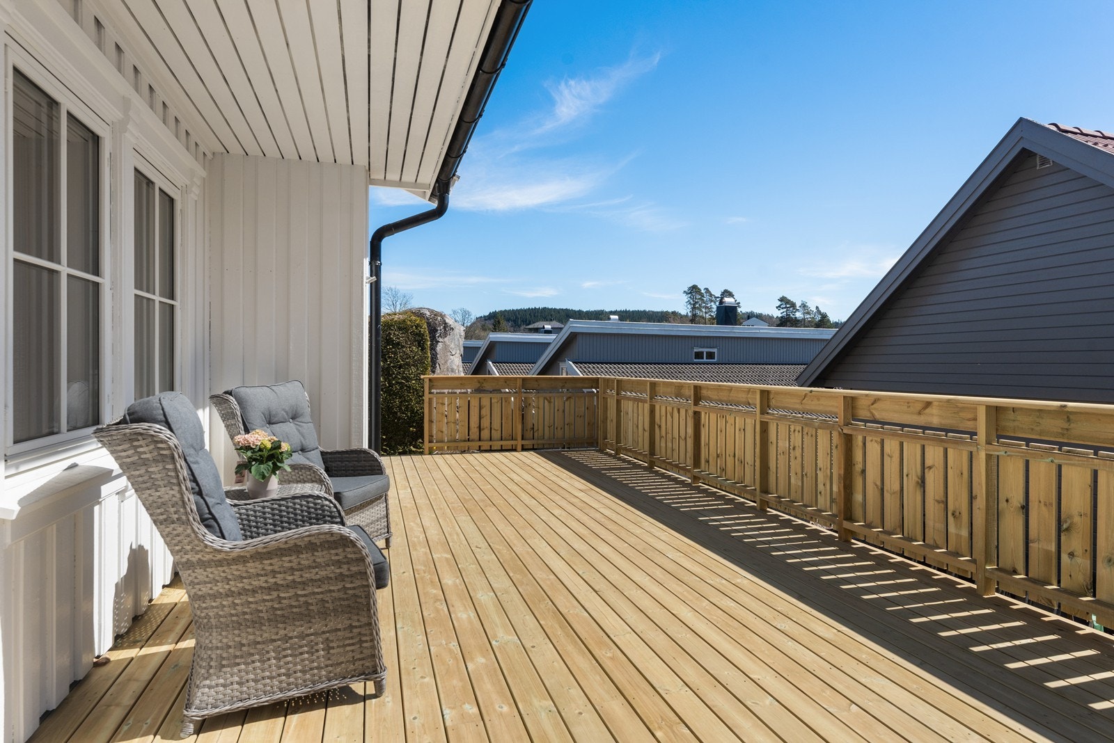 Solrik og fin terrasse. Nytt terrassedekke og rekke i 2026 Galleribilde