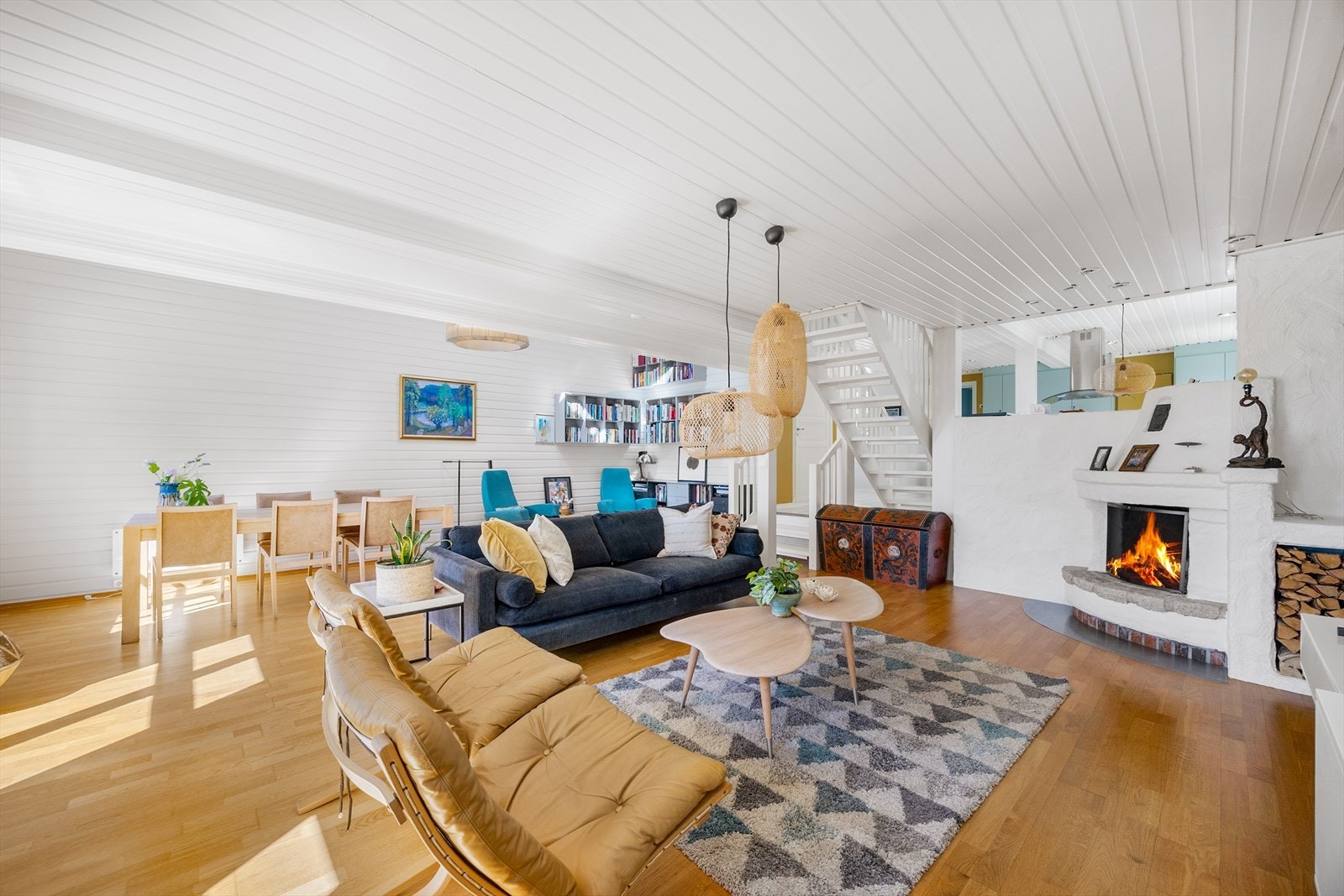 Den åpne peisen er et naturlig samlingspunkt i stuen. Galleribilde