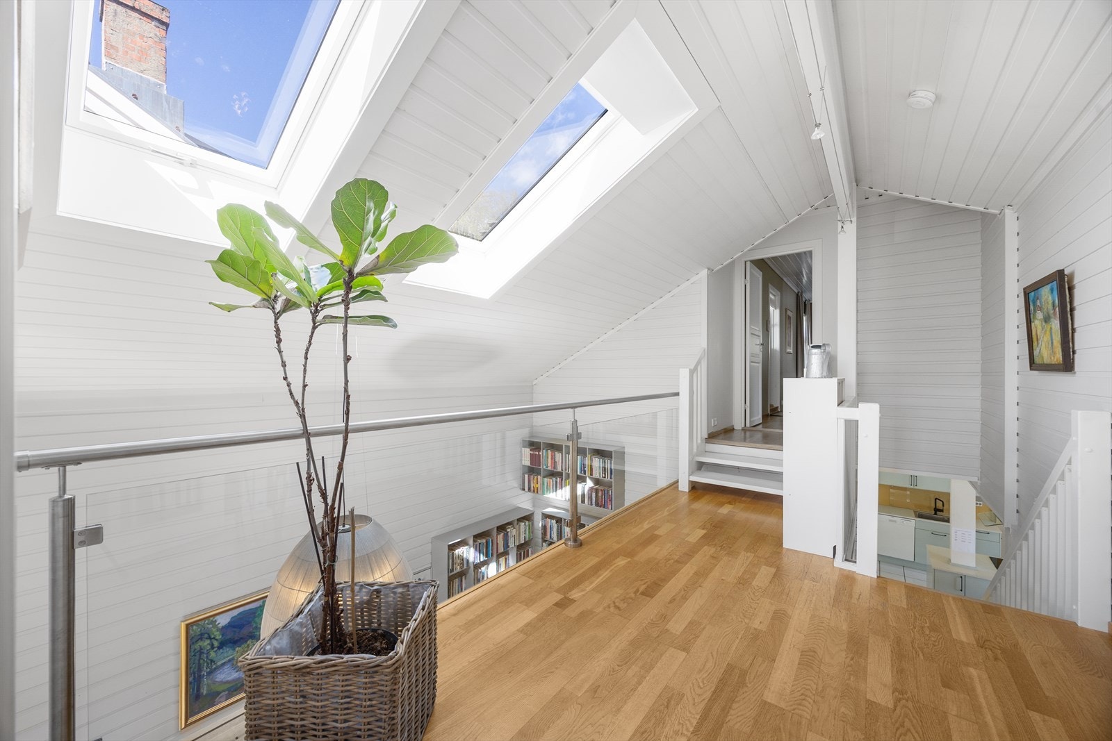 Takvinduer over galleriet og trappen slipper inn rikelig med dagslys. Galleribilde