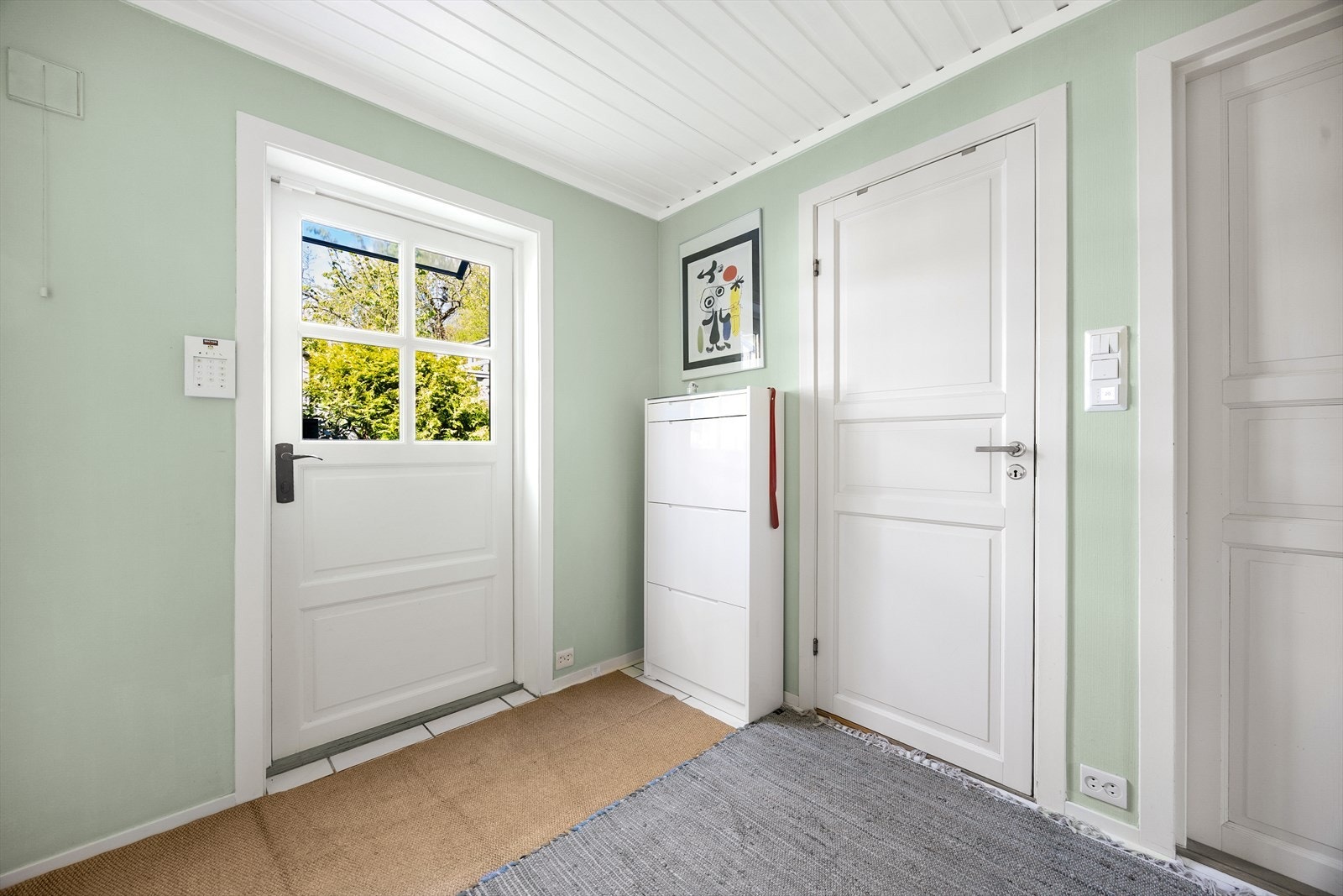 Entré med adkomst til bad og videre inn mot kjøkkenet. Galleribilde