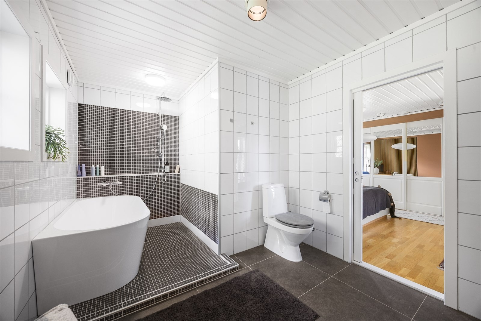 Badet i andre etasje er tilgjengelig både fra hovedsoverommet og fra gangen. Galleribilde