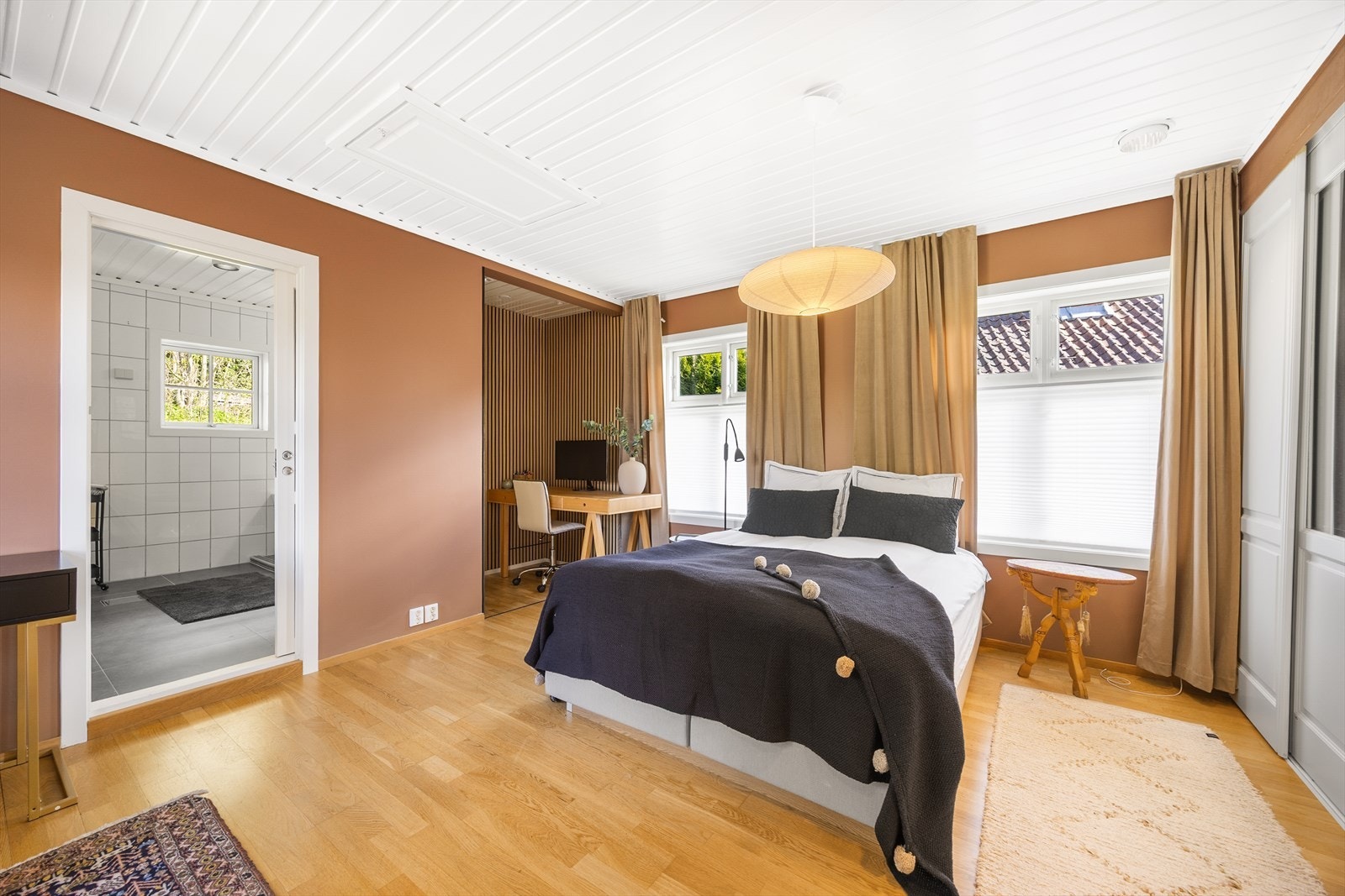Hovedsoverommet har god plass til dobbeltseng og direkte adkomst til badet. Galleribilde