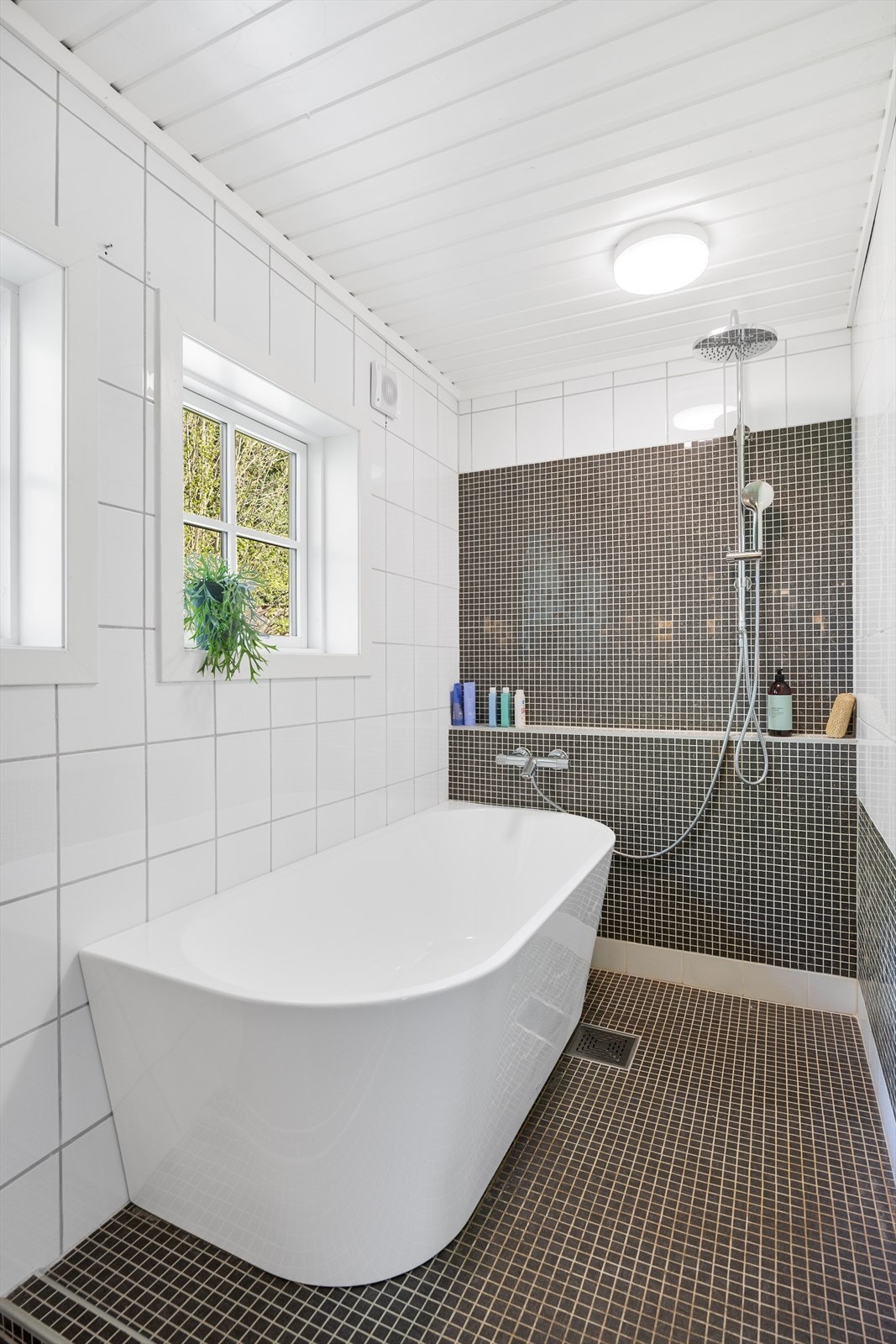 Badet er utstyrt med et moderne, frittstående badekar. Galleribilde